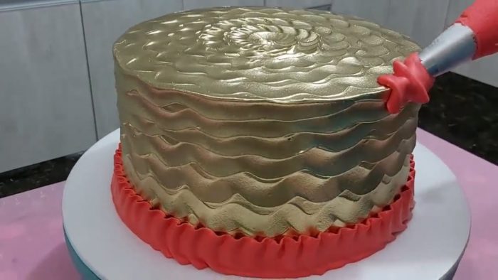 BOLO DOURADO E VERMELHO  COM BICO 402 /PARIS CAKE DESIGNER