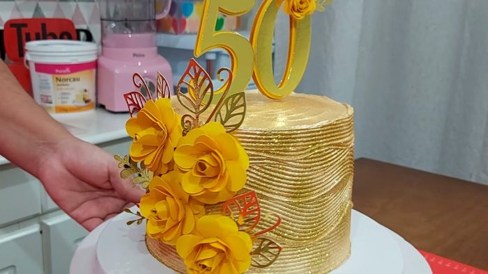 BOLO DOURADO COM MUITO BRILHO DECORADO COM A MINI ESPÁTULA 3 DA BLUE STAR / PARIS CAKE DESIGNER