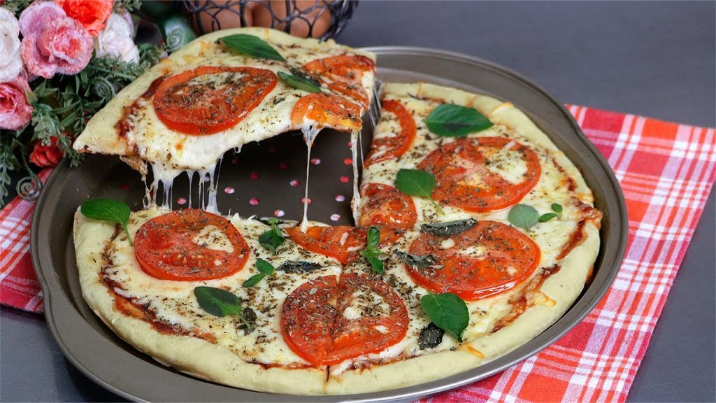 RECEITA DE PIZZA CASEIRA FÁCIL E MAIS CROCANTE IGUAL DE PIZZARIA – FEITO EM FORNO CASEIRO