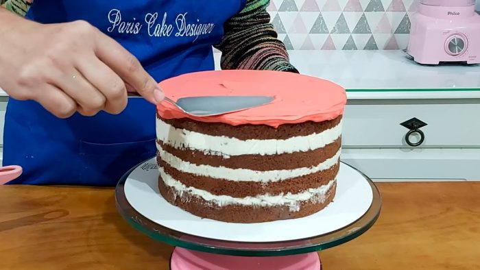 BOLO DE 20 CM / DECORAÇÃO FÁCIL COM O BICO 4 B/ RECHEIO MORANGO E SONHO DE VALSA /PARIS CAKE DESIGNE