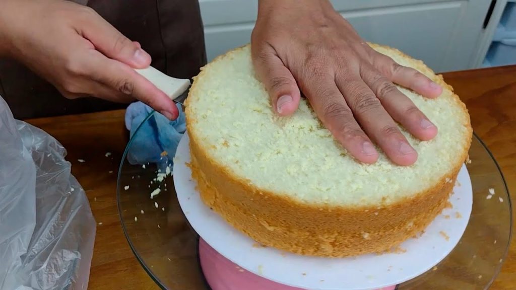 BOLO COM RECHEIO TRUFADO DE NINHO COM MORANGO😉 @PARISCAKEDESIGNER