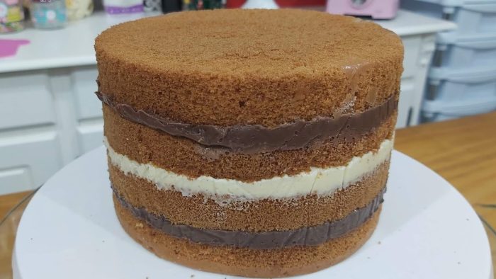 BOLO TEMA CLEO & CUQUIM / DECORAÇÃO DE BOLO COM BABADO E ROSETAS BICO 124 E 20 /PARIS CAKE DESIGNER