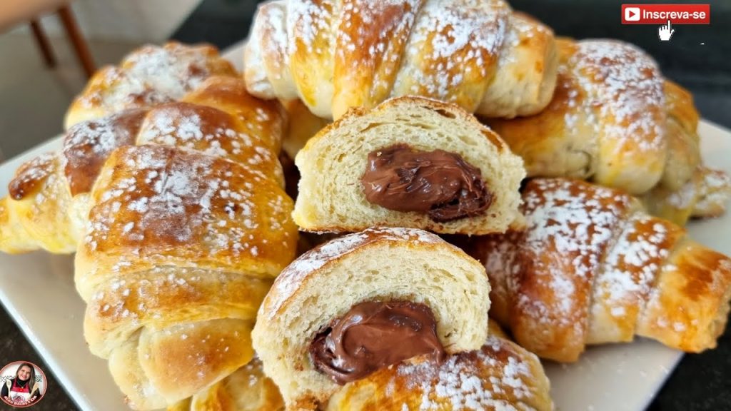 CROISSANT DE MASSA FOLHEADA COM RECHEIO DE NUTELLA