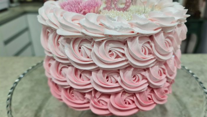 DECORAÇÃO QUE NUNCA SAI DE MODA / BOLO COM ROSETAS @PARISCAKEDESIGNER ​