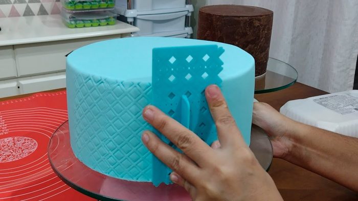 BOLO DE 2 ANDARES BLINDADO  GANACHE / DECORAÇÃO FÁCIL FEITA COM ACESSÓRIOS DA BLUE STAR @PARISCAKE