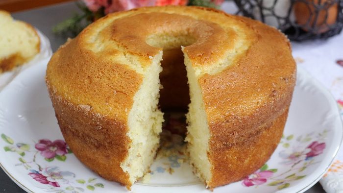 BOLO SEM LEITE MAIS MACIO E FOFINHO DO MUNDO! FIZ NO LIQUIDIFICADOR! BOLO CASEIRO SIMPLES E BARATO