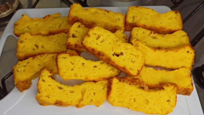 MISTURE FUBÁ COM 1 OVO E NÃO VAI MAIS QUERER PÃO NO CAFÉ DA MANHÃ OU LANCHE-RECEITA DELICIOSA