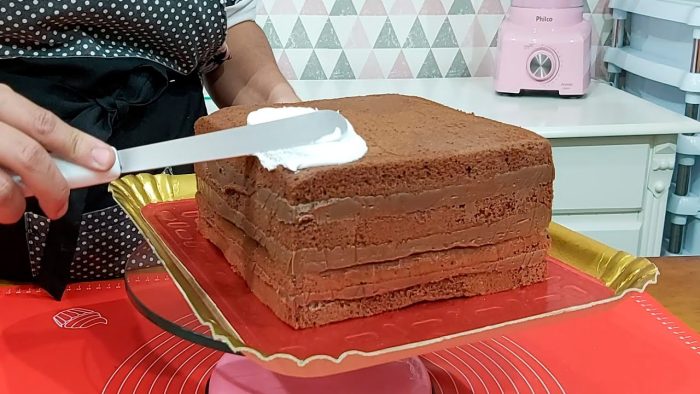 BOLO QUADRADO 20 X 20  / RECHEIO BRIGADEIRO GOURMET / BICO 1 A E 4 B  / ⚽   PARIS CAKE DESIGNER