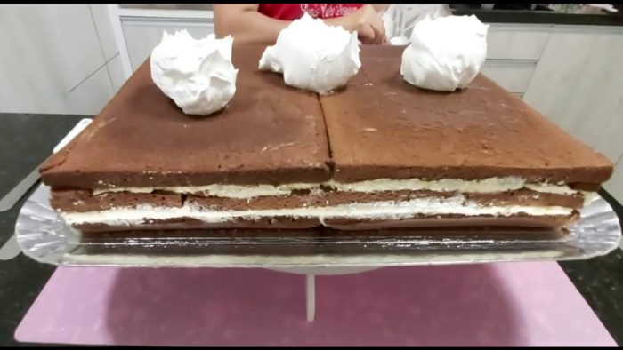 BOLO PARA 120 PESSOAS / DECORAÇÃO COM TOPPER / MASSA AMANTEIGADA DE CHOCOLATE / PARIS CAKE DESIGNER