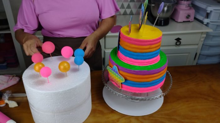 BOLO DE 2 ANDARES PARA 50 PESSOAS COM GANACHE CREMOSA / TEMA POP IT / PINTURA FEITA A MÃO
