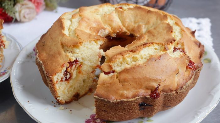 É SÓ MEXER!! SUPER FÁCIL – FOFINHO – SABOR INCRÍVEL – BOLO DE REQUEIJÃO COM GOIABADA