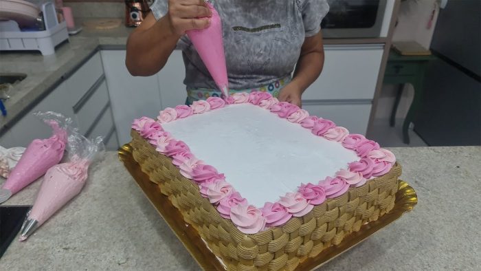 BOLO RETANGULAR TAMANHO FAMILIA PARA O DIA DAS MÃES / EFEITO CESTARIA E ROSETAS@PARISCAKEDESIGNER