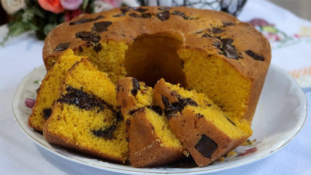 BOLO FÁCIL E FOFINHO DE LIQUIDIFICADOR – BOLO DE CENOURA SIMPLES COM GOTAS DE CHOCOLATE