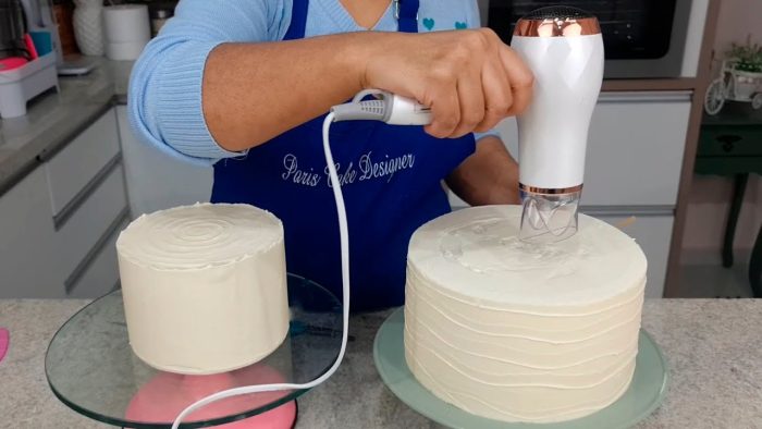 BOLO DECORADO COM GANACHE DE CHANTILLY / UMA DAS MELHORES COBERTURA PARA BOLO @PARISCAKEDESIGNER