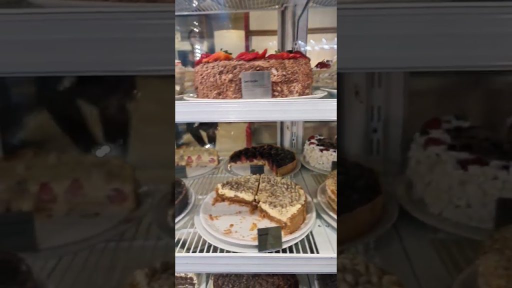 #bolos #bolosdevitrines #confeitaria #cakedesigner #tortasdoces #chocolates #2amores #pariscake