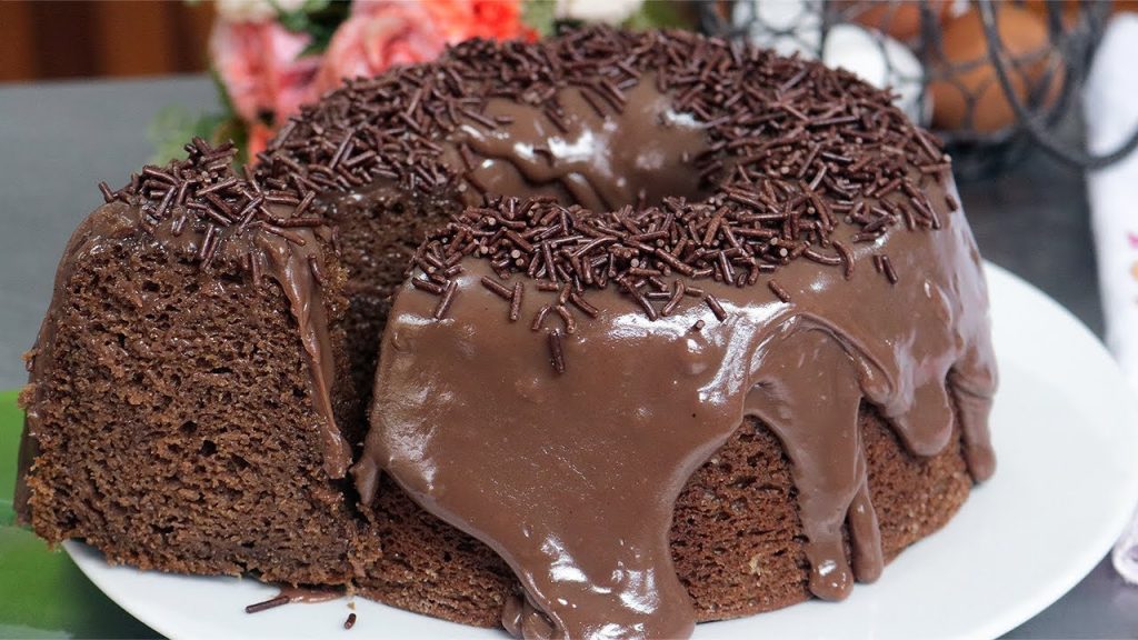 A MASSA É FOFINHA! MISTURE 2 OVOS + CREME DE LEITE! BOLO FÁCIL DE CHOCOLATE DE LIQUIDIFICADOR