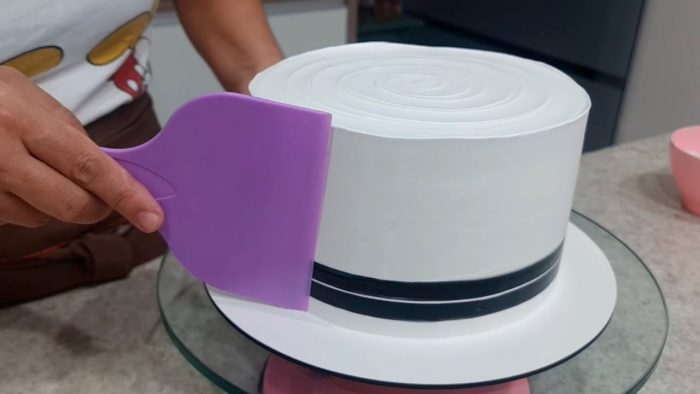 DIVISÃO DE CORES PERFEITAS NO CHANTILLY / USEI O CORANTE DIRETAMENTE NO BOLO @PARISCAKEDESIGNER