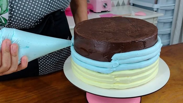 DECORAÇÃO DE BOLO SUPER FÁCIL COM TÉCNICA SIMPLES PARA INICIANTE / APLICAÇÃO DE CHANTILLY NO GANACHE