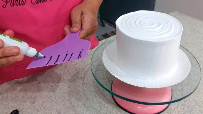 UM DOS BOLOS MAIS SIMPLES E FÁCIL QUE JÁ FIZ😱 /USEI O BICO 20 / COLORI MEU BOLO  COM A ESPÁTULA