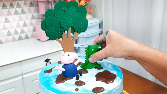 DECORAÇÃO DE BOLO EM CHANTILLY COM MODELAGEM EM 3 D / RECHEIO MORANGO E SUSPIRO /PARIS CAKE DESIGNER