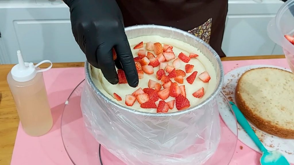 COMO RECHEAR SEU BOLO DE MORANGO PARA NÃO  VAZAR /RECHEIE COM SEGURANÇA / PARIS CAKE DESIGNER
