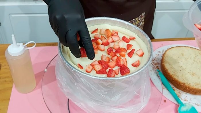 COMO RECHEAR SEU BOLO DE MORANGO PARA NÃO  VAZAR /RECHEIE COM SEGURANÇA / PARIS CAKE DESIGNER