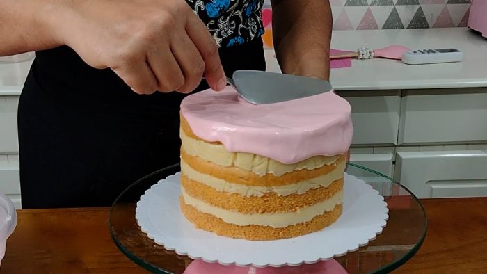 DECORAÇÃO DE BOLO EM CHANTININHO  COM A PRÉ COBERTURA EM GANACHE CREMOSA @PARISCAKEDESIGNER