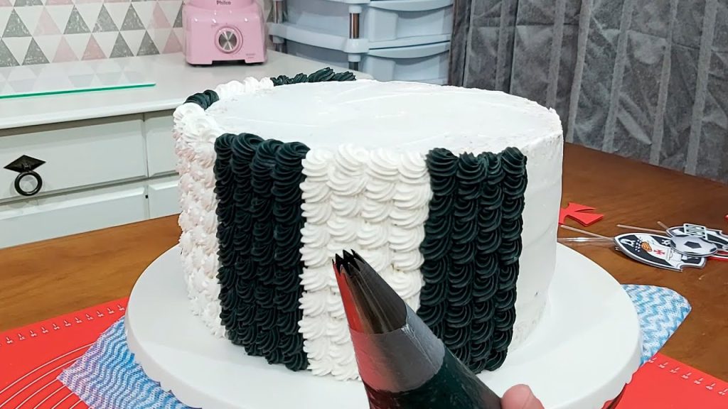 DECORAÇÃO DE BOLO COM O BICO 4 B DA MAGO / MUITO FÁCIL DE FAZER / 2 AMORES / PARIS CAKE DESIGNER