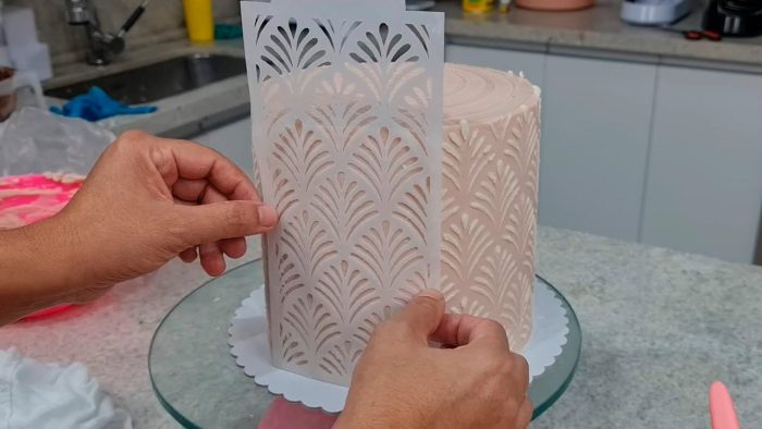 BOLO ALTO COBERTURA COM GANACHE CREMOSA / DECORACAO EM STENCIL @PARISCAKEDESIGNER