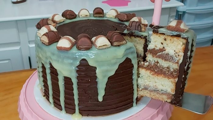 DECORAÇÃO BOLO KINDER BUENO /COBERTURA DE CHOCOLATE /TEXTURA COM A ESPÁTULA 20 /PARIS CAKE DESIGNER