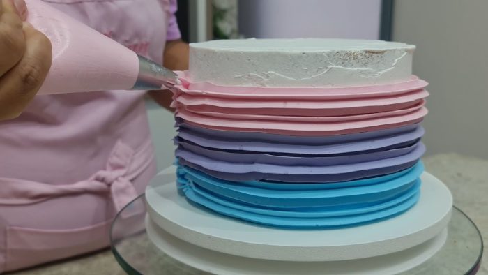 DECORAÇÃO DE BOLO COM TÉCNICA SIMPLES PARA  INICIANTES COM O BICO 1 M @PARISCAKEDESIGNER​