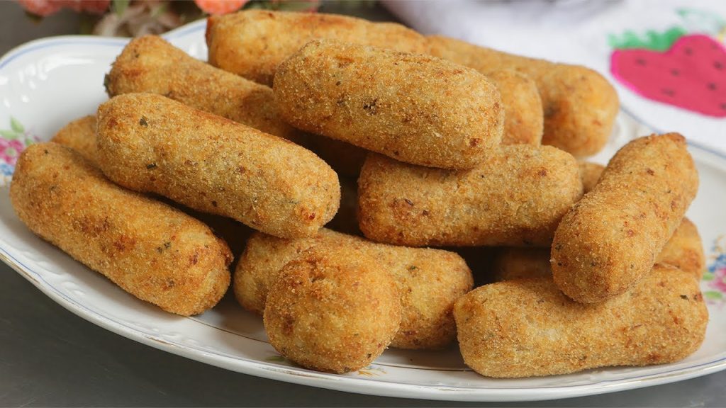 SEQUINHO E CROCANTE!   MISTUROU, FRITOU TA PRONTO! BOLINHO DE AIPIM (MANDIOCA) FÁCIL