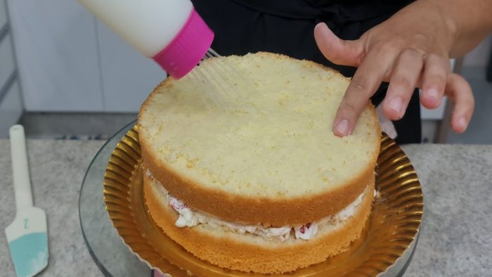 MONTAGEM DE BOLO A MÃO LIVRE / ESSA TÉCNICA INICIANTES ADORAM FAZER / @PARISCAKEDESIGNER
