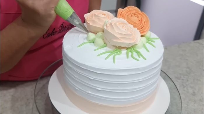 BOLO PARA 20 PESSOAS DECORADO COM FLORES DE CHANTILLY  @PARISCAKEDESIGNER
