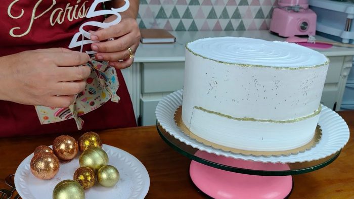 DECORAÇÃO DE BOLO COM LINHAS DOURADAS NO CACHEPÔ E ESFERAS DE CHOCOLATE  @PARISCAKEDESIGNER