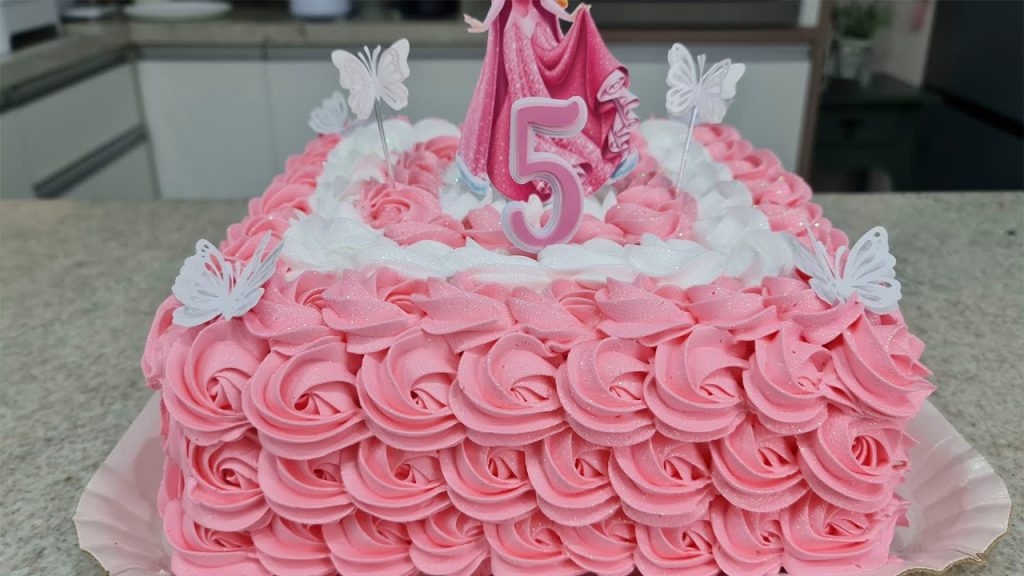 BOLO QUADRADO PARA 50 PESSOAS / DECORAÇÃO COM O BICO 1 M SUPER FÁCIL @PARISCAKEDESIGNER