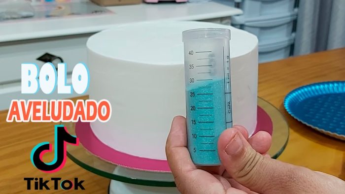 BOLO AVELUDADO TEMA TIK TOK PARA MENINA /RECHEIO BRIGADEIRO LEITE NINHO MORANGO /PARIS CAKE DESIGNER