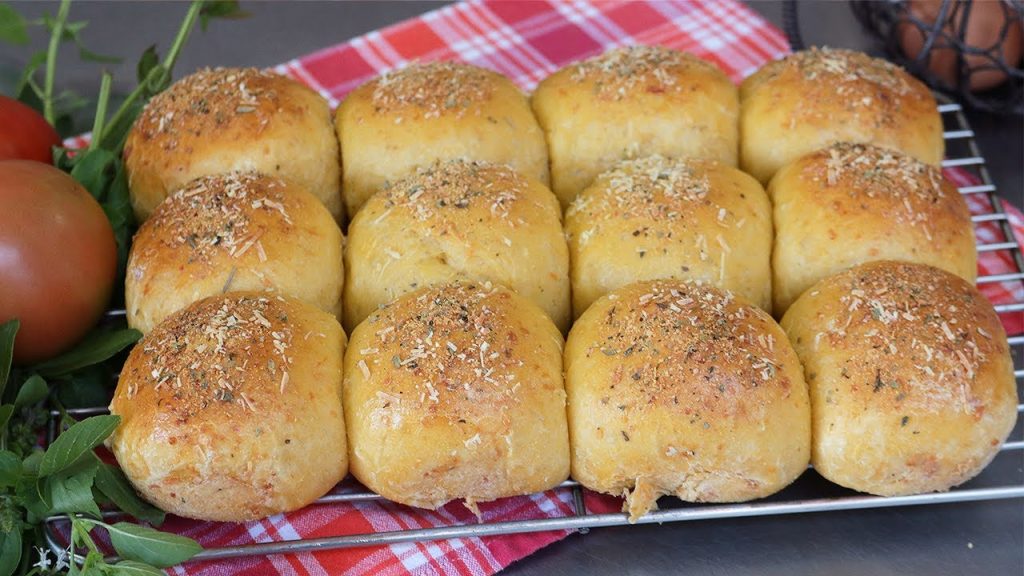 RECEITA FÁCIL – COMO FAZER PÃO DE TOMATE SUPER MACIO E FOFINHO