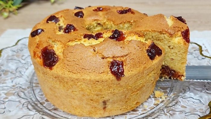 BOLO DE VÓ PARA O CAFÉ! RECEITA RÁPIDA E SIMPLES DE BOLO DE FUBÁ COM CREME DE LEITE E GOIABADA