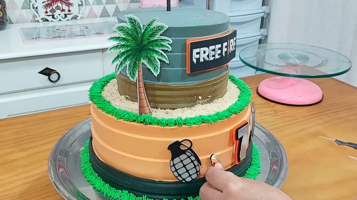 BOLO DO FRE FIRE DE 2 ANDARES/RECHEIO STROGONOFF DE CASTANHA /MASSA AMANTEIGADA /PARIS CAKE DESIGNER