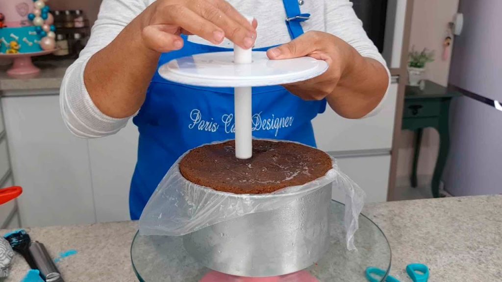 BOLO DE ANDAR QUE VC CONSEGUE FAZER / USEI A ESPÁTULA D TEXTURA 1 E O BICO 233 @PARISCAKEDESIGNER​