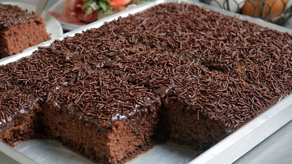 BOLO DE CHOCOLATE FÁCIL E RÁPIDO DE LIQUIDIFICADOR – SEM LEITE, MASSA FOFINHA MOLHADINHO
