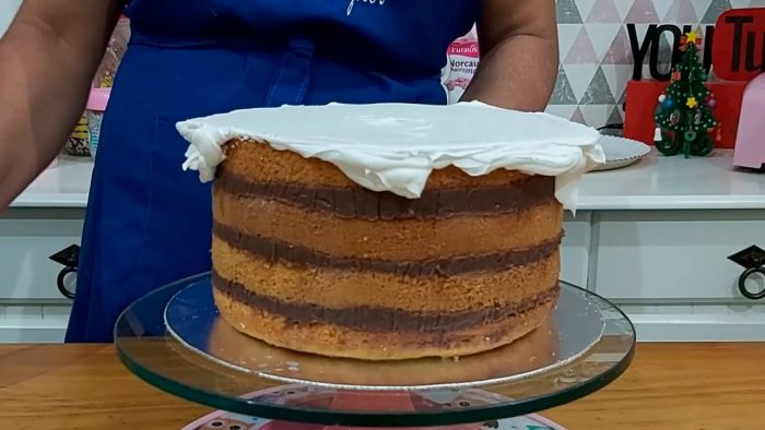 COMO FAZER UM BOLO  LISTRADO DE CHANTILLY FÁCIL / 2 CORES / MASSA AMANTEIGADA /PARIS CAKE DESIGNER