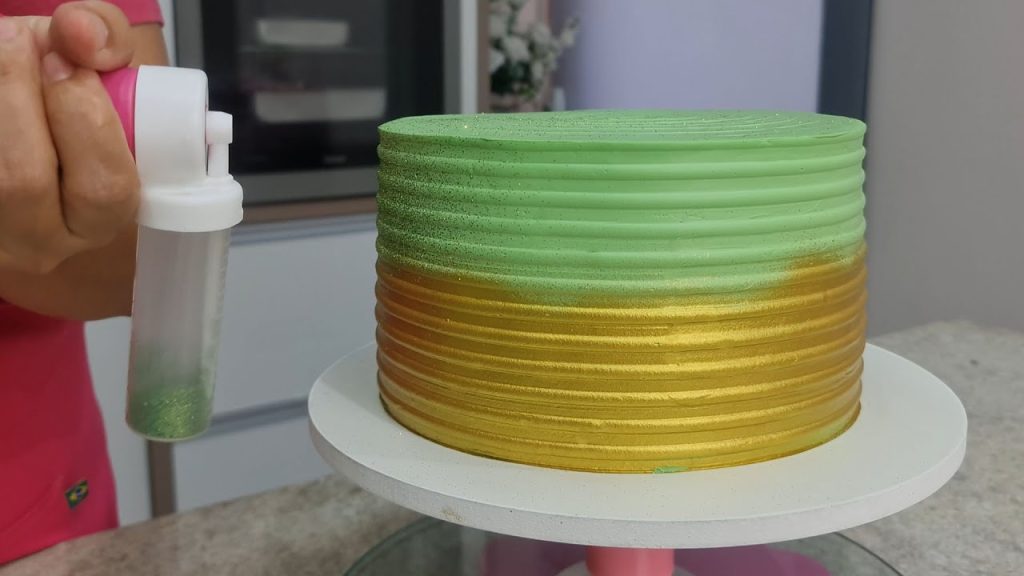 AULA  INCRÍVEL /  ESPÁTULAR E ALISAR UM BOLO SEM DEIXAR A COBERTURA POROSA /  @PARISCAKEDESIGNER