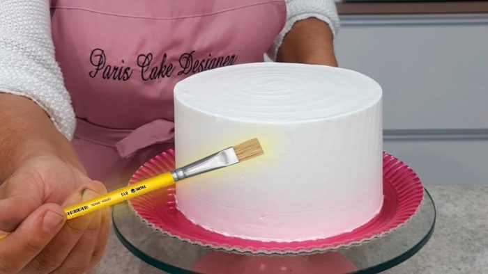 USEI O PINCEL PARA FAZER A DECORAÇÃO DO MEU BOLO / FINALIZEI COM O BICO 20 E BASTANTE GLITTER