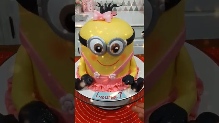 Bolo dos Minions em Pasta Americana #confeitaria #cake #bolodecorado #cakedecorating