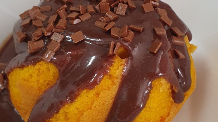JÁ TÔ VENDENDO, VENDA TAMBÉM! MINI BOLO DE CENOURA COM COBERTURA DE BRIGADEIRO