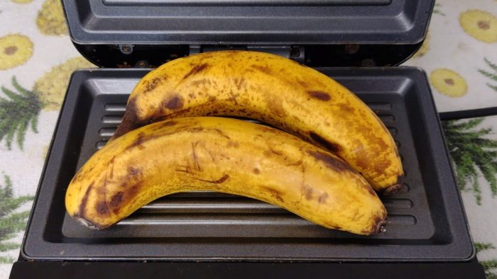 COLOQUEI 2 BANANAS NA SANDUICHEIRA E AGORA TODOS ME PEDEM A RECEITA PARA O CAFÉ DA MANHÃ