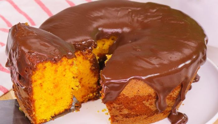 Delícia de Outono: Bolo de Cenoura Caseiro com Cobertura de Chocolate Cremosa!