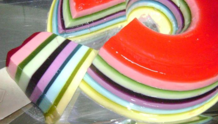 Arco-Íris de Sabores: Receita de Gelatina Colorida em Camadas